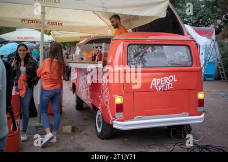 Belgrad, Serbien, 24. September 2023: Der VW Transporter T2 Classic Van, der in eine mobile Cocktailbar umgewandelt wurde, parkte am Donauufer in Zemun Stockfoto