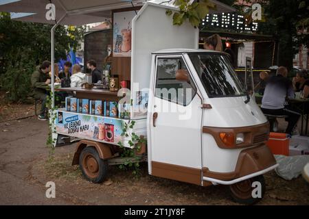 Belgrad, Serbien, 24. September 2023: Piaggio Dreirad-Pickup in ein mobiles Café am Donauufer in Zemun umgebaut Stockfoto