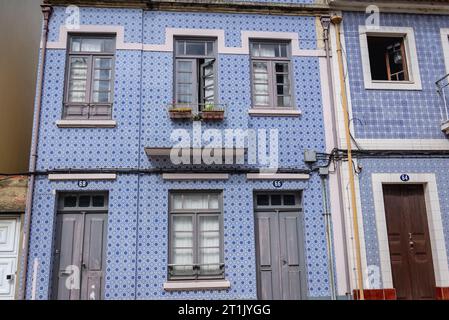 Mietshaus mit Azulejo-Fliesen in der Altstadt von Aveiro in Portugal Stockfoto