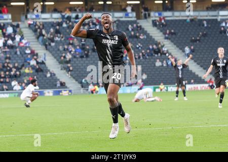 Emile Acquah feiert, nachdem er für Barrow geschossen hat, und bringt die Punktestufe auf 2:2 gegen Milton Keynes Dons, während des Spiels der Sky Bet League 2 zwischen MK Dons und Barrow am Samstag, den 14. Oktober 2023, im Stadium MK, Milton Keynes. (Foto: John Cripps | MI News) Credit: MI News & Sport /Alamy Live News Stockfoto