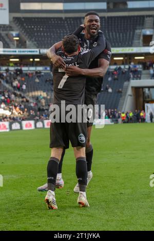 Emile Acquah feiert, nachdem er für Barrow geschossen hat, und bringt die Punktestufe auf 2:2 gegen Milton Keynes Dons, während des Spiels der Sky Bet League 2 zwischen MK Dons und Barrow am Samstag, den 14. Oktober 2023, im Stadium MK, Milton Keynes. (Foto: John Cripps | MI News) Credit: MI News & Sport /Alamy Live News Stockfoto