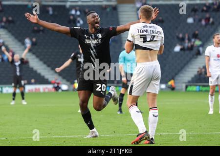 Emile Acquah feiert, nachdem er für Barrow geschossen hat, und bringt die Punktestufe auf 2:2, gegen Milton Keynes Dons, während der ersten Halbzeit des Spiels der Sky Bet League 2 zwischen MK Dons und Barrow im Stadium MK, Milton Keynes am Samstag, den 14. Oktober 2023. (Foto: John Cripps | MI News) Credit: MI News & Sport /Alamy Live News Stockfoto