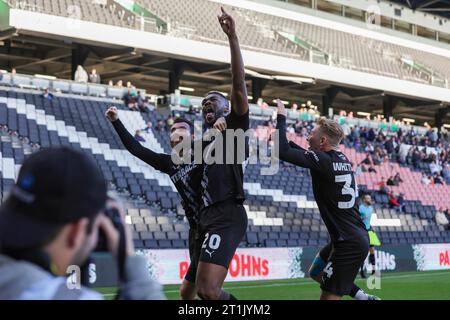 Emile Acquah feiert, nachdem er für Barrow geschossen hat, und bringt die Punktestufe auf 2:2 gegen Milton Keynes Dons, während des Spiels der Sky Bet League 2 zwischen MK Dons und Barrow am Samstag, den 14. Oktober 2023, im Stadium MK, Milton Keynes. (Foto: John Cripps | MI News) Credit: MI News & Sport /Alamy Live News Stockfoto