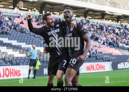 Emile Acquah feiert, nachdem er für Barrow geschossen hat, und bringt die Punktestufe auf 2:2 gegen Milton Keynes Dons, während des Spiels der Sky Bet League 2 zwischen MK Dons und Barrow am Samstag, den 14. Oktober 2023, im Stadium MK, Milton Keynes. (Foto: John Cripps | MI News) Credit: MI News & Sport /Alamy Live News Stockfoto