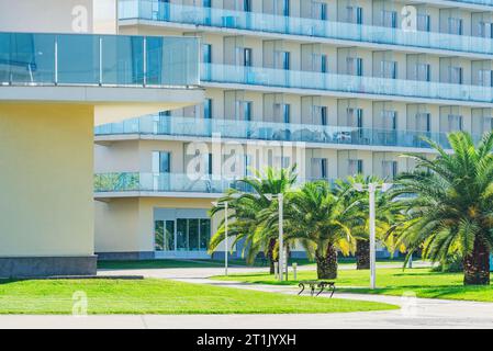 Appartementgebäude des Resortwohnkomplexes. Stockfoto