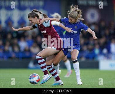 Emma Harries von West Ham United und Melanie Leupolz von Chelsea kämpfen um den Ball während des Spiels der Barclays Women's Super League in Kingsmeadow, London. Bilddatum: Samstag, 14. Oktober 2023. Stockfoto