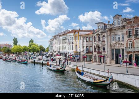 Wasserkanal und Moliceiros-Boote in der Altstadt von Aveiro in Portugal, Blick mit Arkadenplatz auf der rechten Seite Stockfoto