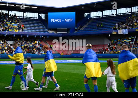 Prag, Tschechische Republik. Oktober 2023. Die ukrainische Mannschaft steht am 14. Oktober 2023 vor dem Spiel der Gruppe C der Qualifikation zur Fußball-Europameisterschaft 2024 an: Ukraine – Nordmazedonien, Prag, Tschechische Republik. Quelle: Ondrej Deml/CTK Photo/Alamy Live News Stockfoto