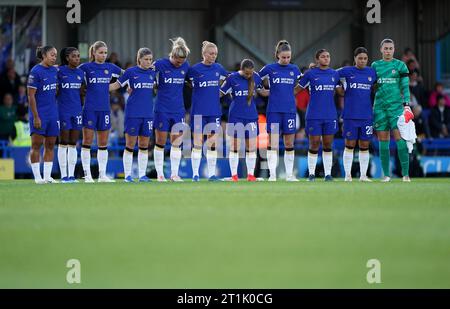 Die Spieler von Chelsea halten vor dem Spiel der Barclays Women's Super League in Kingsmeadow, London, eine Schweigeminute für die Opfer des israelisch-palästinensischen Konflikts ein. Bilddatum: Samstag, 14. Oktober 2023. Stockfoto