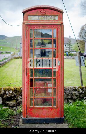 Öffentliche Telefonzelle im Dorf Earl Sterndale, Derbyshire. Stockfoto