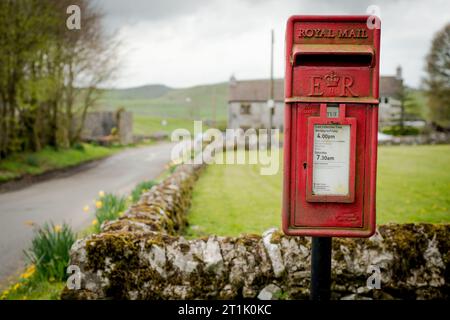 Briefkasten im Dorf Earl Sterndale, Derbyshire Stockfoto