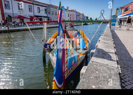 Traditionelles bemaltes Moliceiros-Boot auf dem Wasserkanal in der Altstadt von Aveiro in Portugal Stockfoto