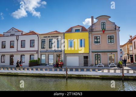 Die Straße Cais dos Mercanteis über dem Wasserkanal in der Altstadt von Aveiro in Portugal Stockfoto