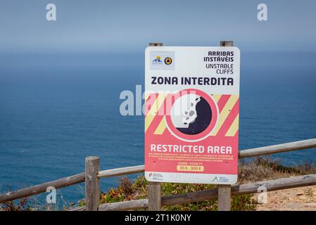 Warnschild auf Cabo da Roca, westlichster Punkt der Sintra-Gebirgskette und Kontinentaleuropa, Portugal Stockfoto