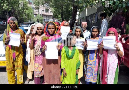 Die Bewohner von Tando Jam halten am Samstag, den 14. Oktober 2023, im Pressesaal von Hyderabad eine Protestdemonstration gegen die hohe Händigkeit einflussreicher Menschen ab. Stockfoto