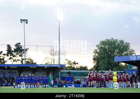 Die Spieler von Chelsea und West Ham halten vor dem Spiel der Barclays Women's Super League in Kingsmeadow, London, eine Schweigeminute für die Opfer des israelisch-palästinensischen Konflikts ein. Bilddatum: Samstag, 14. Oktober 2023. Stockfoto