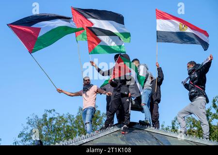 Bristol, Großbritannien. Oktober 2023. Pro-palästinensische Unterstützer, die auf dem Dach eines Bandstandes im Castle Park stehen, werden mit palästinensischen Fahnen und der Nationalflagge Ägyptens abgebildet, während Pro-palästinensische Unterstützer vor einem propalästinensischen protestmarsch durch Bristol Reden hören. Der protestmarsch und die Demonstration wurden abgehalten, um den Menschen zu ermöglichen, ihre Unterstützung und Solidarität mit dem palästinensischen Volk zu zeigen und gegen die jüngsten Aktionen Israels im Gaza-Streifen zu protestieren. Quelle: Lynchpics/Alamy Live News Stockfoto