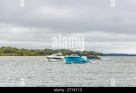 Gruppe von drei Luxusyachten, die zusammen reisen Stockfoto