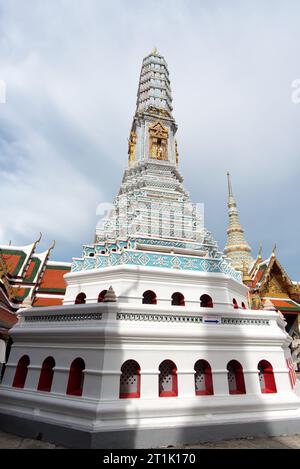 Einer der acht Türme von Phra Asadha Maha Chedi am Wat Phra Kaew (Tempel des Smaragd-Buddha), dem Großen Palast, Bangkok, Thailand - es gibt EIG Stockfoto