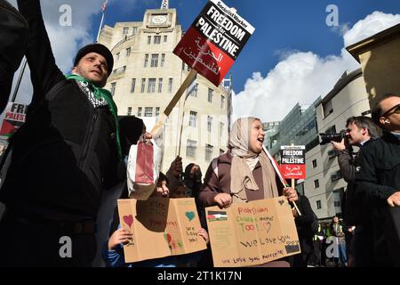 London, England, Großbritannien. Oktober 2023. Tausende Demonstranten zur Unterstützung Palästinas versammelten sich im BBC-Hauptquartier in Zentral-London und marschierten nach Whitehall, um ihre Solidarität mit dem palästinensischen Volk während des anhaltenden Krieges in Gaza zum Ausdruck zu bringen, der von intensiven Bombardierungen israelischer Truppen gekennzeichnet war. (Kreditbild: © Thomas Krych/ZUMA Press Wire) NUR REDAKTIONELLE VERWENDUNG! Nicht für kommerzielle ZWECKE! Stockfoto