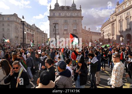 London, Großbritannien. Oktober 2023. Demonstranten protestieren gegen die Isreali-Invasion des Gazastreifens während eines marsches in Zentral-London. oktober 2023. Quelle: Mark York/Alamy Live News Stockfoto