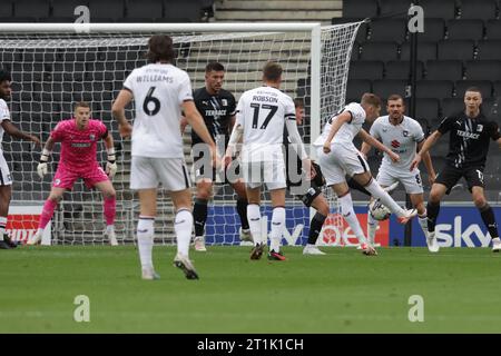 Max Dean erzielt für Milton Keynes Dons die Führung, die es mit 1:0 gegen Barrow in der ersten Hälfte des Spiels der Sky Bet League 2 zwischen MK Dons und Barrow im Stadion MK, Milton Keynes am Samstag, den 14. Oktober 2023. (Foto: John Cripps | MI News) Credit: MI News & Sport /Alamy Live News Stockfoto