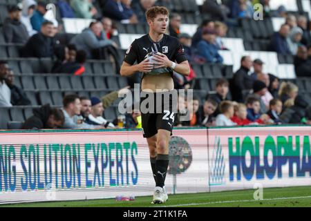 Barrow's Rory Feely während der zweiten Halbzeit des Spiels der Sky Bet League 2 zwischen MK Dons und Barrow im Stadion MK, Milton Keynes am Samstag, den 14. Oktober 2023. (Foto: John Cripps | MI News) Credit: MI News & Sport /Alamy Live News Stockfoto