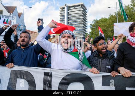 Bristol, Großbritannien. Oktober 2023. Pro-palästinensische Anhänger, die Plakate tragen und palästinensische Fahnen schwenken, sind abgebildet, als sie in einem protestmarsch durch Bristol marschieren, um ihre Solidarität mit dem palästinensischen Volk zu zeigen. Der protestmarsch und die Demonstration wurden abgehalten, um den Menschen zu ermöglichen, ihre Unterstützung und Solidarität mit dem palästinensischen Volk zu zeigen und gegen die jüngsten Aktionen Israels im Gaza-Streifen zu protestieren. Quelle: Lynchpics/Alamy Live News Stockfoto