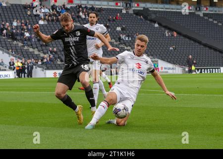 Milton Keynes Dons Jack Tucker wird von Barrows Sam Foley während des Spiels der Sky Bet League 2 zwischen MK Dons und Barrow im Stadium MK, Milton Keynes am Samstag, den 14. Oktober 2023, herausgefordert. (Foto: John Cripps | MI News) Credit: MI News & Sport /Alamy Live News Stockfoto