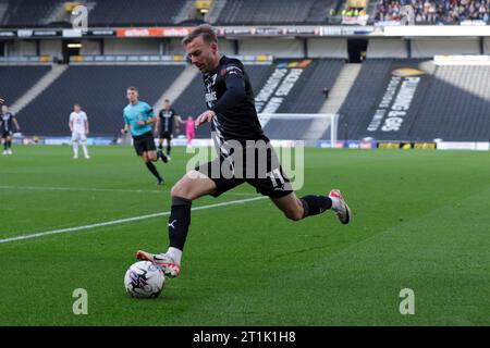 Barrow's Elliot Newby während der ersten Halbzeit des Spiels der Sky Bet League 2 zwischen MK Dons und Barrow im Stadion MK, Milton Keynes am Samstag, den 14. Oktober 2023. (Foto: John Cripps | MI News) Credit: MI News & Sport /Alamy Live News Stockfoto