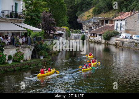 Auf dem Fluss rummachen! Kanoisten am Fluss Dronne in Brantome, Dordogne, Frankreich Stockfoto