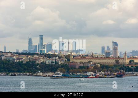 Istanbul, Türkei, 17. Oktober 2022: Stadtbild des Geschäftsviertels Istanbul und des Bosporus-Kanals Stockfoto