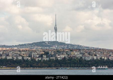 Istanbul, Türkei, 17. Oktober 2022: Funkturm und Stadtbild des Istanbuler Geschäftsviertels und des Bosporus-Kanals, Türkei Stockfoto