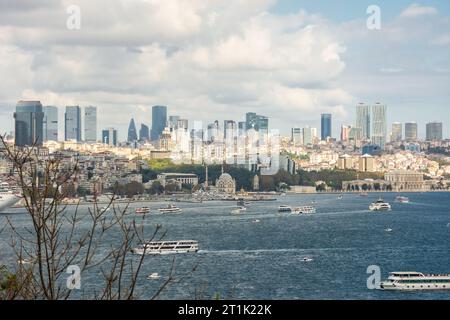 Istanbul, Türkei, 17. Oktober 2022: Stadtbild des Geschäftsviertels Istanbul und des Bosporus-Kanals Stockfoto
