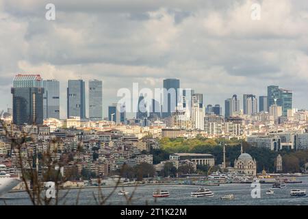 Istanbul, Türkei, 17. Oktober 2022: Stadtbild des Geschäftsviertels Istanbul und des Bosporus-Kanals Stockfoto