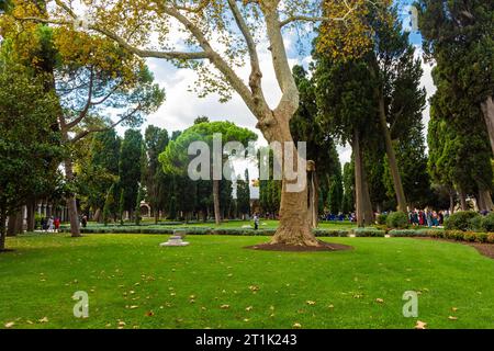 Istanbul, Türkei, 17. Oktober 2022: Park und Gärten des Topkapi-Palastes, Istanbul, Türkei Stockfoto