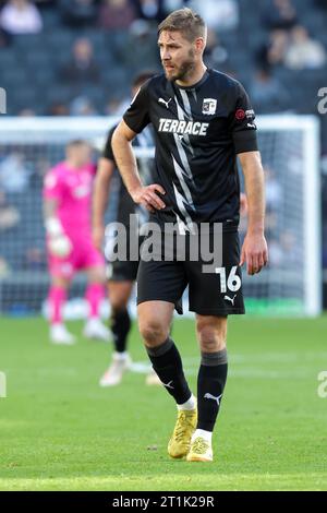 Barrow's Sam Foley während der zweiten Halbzeit des Spiels der Sky Bet League 2 zwischen MK Dons und Barrow im Stadium MK, Milton Keynes am Samstag, den 14. Oktober 2023. (Foto: John Cripps | MI News) Credit: MI News & Sport /Alamy Live News Stockfoto