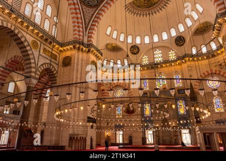 Istanbul, Türkei, 12. Oktober 2022: Innenraum der Suleymaniye-Moschee in Istanbul, Türkei Stockfoto