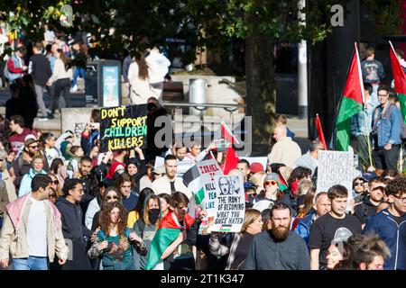 Bristol, Großbritannien. Oktober 2023. Pro-palästinensische Anhänger, die Plakate tragen und palästinensische Fahnen schwenken, sind abgebildet, als sie in einem protestmarsch durch Bristol marschieren, um ihre Solidarität mit dem palästinensischen Volk zu zeigen. Der protestmarsch und die Demonstration wurden abgehalten, um den Menschen zu ermöglichen, ihre Unterstützung und Solidarität mit dem palästinensischen Volk zu zeigen und gegen die jüngsten Aktionen Israels im Gaza-Streifen zu protestieren. Quelle: Lynchpics/Alamy Live News Stockfoto