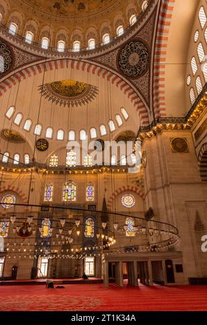 Istanbul, Türkei, 12. Oktober 2022: Innenraum der Suleymaniye-Moschee in Istanbul, Türkei Stockfoto