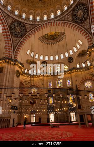 Istanbul, Türkei, 12. Oktober 2022: Innenraum der Suleymaniye-Moschee in Istanbul, Türkei Stockfoto