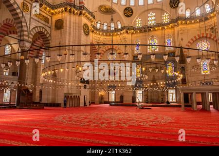 Istanbul, Türkei, 12. Oktober 2022: Innenraum der Suleymaniye-Moschee in Istanbul, Türkei Stockfoto
