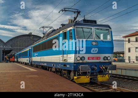 Schnellzug mit elektrischem blauem Motor in Herbstfarbe Morgen in Prag CZ 10 14 2023 Stockfoto