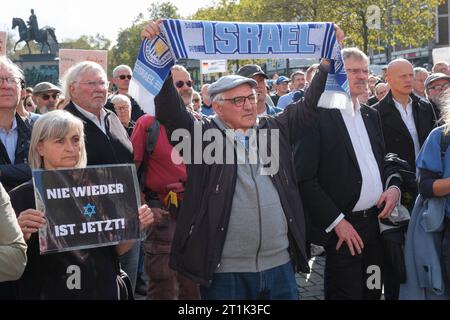 Am 14.10.2023 finden auf dem Kölner Heumarkt sowohl eine Solidaritätsdemonstration für Israel wie eine zweite Kundgebung von Palästinensern gegen die Bombardierung Gazas statt. Das Verbot der pro-palästinensischen Kundgebung wurde durch das Verwaltungsgericht kurzfristig aufgehoben. Im Bild die Kundgebung Solidaritätsveranstaltung für Israel. *** Am 14. Oktober 2023 fand auf dem Kölner Heumarkt sowohl eine Solidaritätsdemonstration für Israel als auch eine zweite Demonstration von Palästinensern gegen die Bombardierung des Gazastreifens statt. Das Verbot der pro-palästinensischen Kundgebung wurde kurzfristig vom Verwaltungsgericht aufgehoben Stockfoto