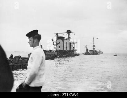 Stachelbeeren während der Invasion der Alliierten in der Normandie, Ouistreham, Juni 1944 eine Stachelbeere, eine Linie von block Schiffe legte die Strände ein Riff zu bilden, bevor der Rest der Maulbeere montiert wurde. Die Stachelbeere gehören der Alte HMS DURBAN und die Niederlande versenden SUMATRA. Stockfoto