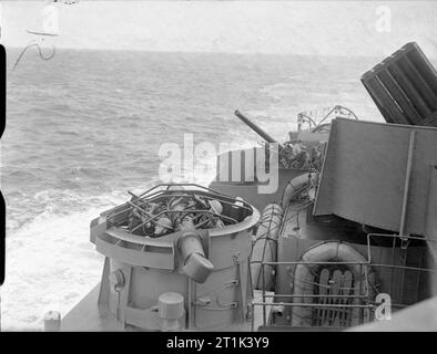 Die Royal Navy während des Zweiten Weltkriegs an Bord der HMS Erebus. Anzeigen auf der Suche nach Anzeigen der Rakete Projektor Kanone auf der rechten Seite, ein 4 Zoll Anti Aircraft Gun zwischen und hinter Ihnen, und der Finder, der mit der Mannschaft geschlossen. Stockfoto