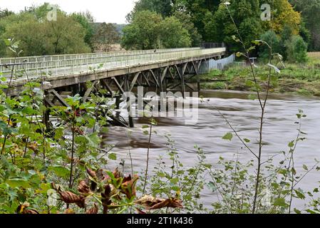 Rund um Großbritannien - Erkundung des River Ribble in Preston - alte Straßenbahnbrücke mit hohem Wasserstand. Stockfoto