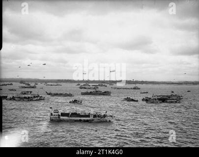 Die Royal Navy während des Zweiten Weltkriegs - die Kampagne in der Normandie, Juni 1944 Der König Touren die Invasionsstrände. Den Motor starten, die der König aus dem ARETHUSA zu einem wartenden DUKW oder 'Duck' off shore seine Weise durch Handwerk aller Art zum Strand. Der ML ist in der Mitte mit dem Union Jack in der Bögen fliegen. Beachten Sie die verschiedenen Arten von Landing Craft, die günstig sind die Invasion Strände, von denen einige Zeichen haben auf dem sagen was liefert sie halten (Benzin und Wasser). Eine große Anzahl von Barrage Ballons können in der Ferne zu sehen ist. Stockfoto