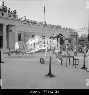 Royal Air Force in Malta, Gibraltar und das Mittelmeer, 1940-1945. Der Rumpf von Gloster Sea Gladiator Mark I, N5520 "Glaube", in Palace Square, Valletta, Malta, anlässlich der Präsentation der Bevölkerung von Malta von Air Officer dominierende Luft Sitz Malta, Luftmarschall Sir Keith Park. Stockfoto