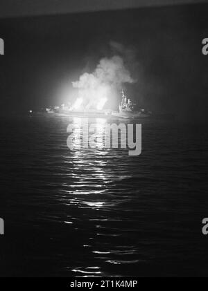 Der Royal Navy, die Unterstützung der Alliierten in der Normandie, Juni 1944 Steuerbord 4 Zoll Kanonen von HMS Belfast offenen Feuer auf deutsche Positionen um Ver-sur-Mer in der Nacht vom 27. Juni 1945. Stockfoto